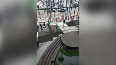 Появилось видео изнутри воронежского ТЦ в момент эвакуации