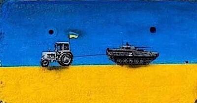 Украинский трактор с танком на буксире прославился на весь мир стал мемом в интернете (фото, видео)