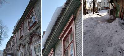 Наша жизнь ничего не стоит? Житель Петрозаводска так и не смог добиться уборки крыши, с которой свисает глыба льда (ВИДЕО и ФОТО)