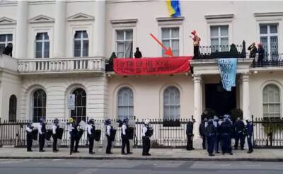 Анархисты захватили особняк российского миллиардера в Лондоне