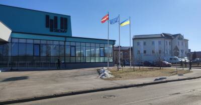 Вместо флага города — флаг Украины. Решение директора школы вызвало споры в Даугавпилсе