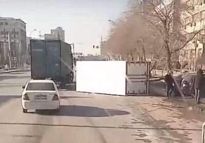 В Новосибирске рефрижератор перевернулся в результате ДТП с внедорожником