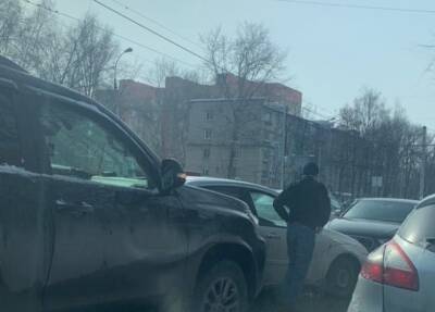 На улице Рябикова столкнулись несколько машин