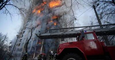 В Киеве пожарные спасли семью с собакой из охваченной огнем многоэтажки
