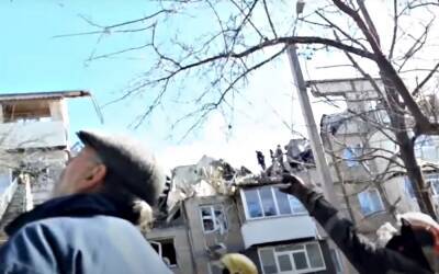 Оккупанты атаковали Харьков во время эвакуации из разрушенных домов: кадры беспредела