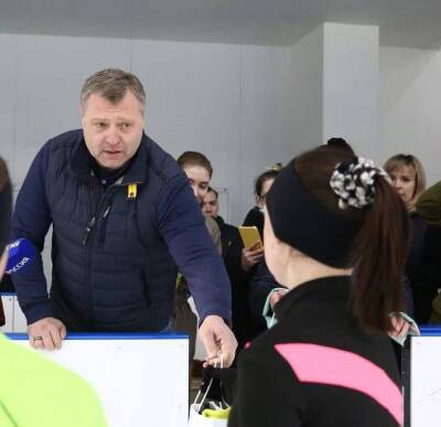 Астраханский губернатор подарил спортивные костюмы юным фигуристкам из Донбасса