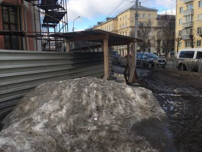Рязанцы пожаловались на заваленный снегом и грязью тротуар на улице Циолковского - 7info.ru - Рязань