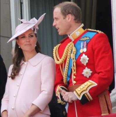 Принц Чарльз вместе с женой Камиллой Паркер-Боулз появился на службе в храме