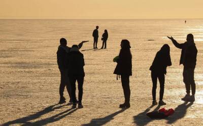Зрелищный закат вынудил петербуржцев пренебречь запретами и выйти на лед Финского залива — фото