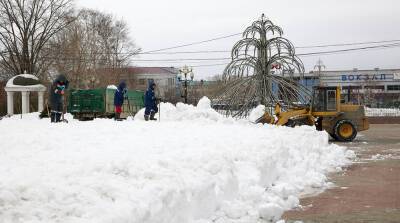 Скверы Южно-Сахалинска освобождают от снега
