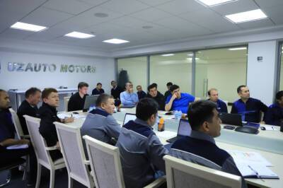 Руководитель «Узавтосаноат» посетил отраслевые предприятия Андижанской области