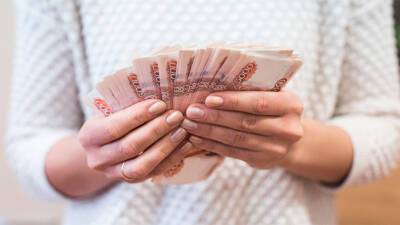 В Астрахани адвокат и его сообщник обманули женщину на 10 млн рублей