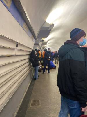 Пассажир упал на пути синей ветки метро в Петербурге