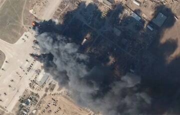 Российская техника и вертолеты горят в аэропорту Херсона: фото со спутника
