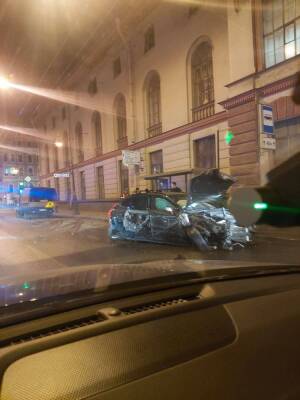 Ночью в Петербурге шашечник влетел в здание на серьезной скорости