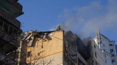 Обстрелы Киева: обломки снаряда попали в дом, произошел обвал