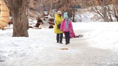 Дети рискуют разбиться на льду по дороге в школу № 63