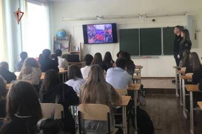 В Комсомольске офицеры ОМОНа провели для школьников «Урок мужества»