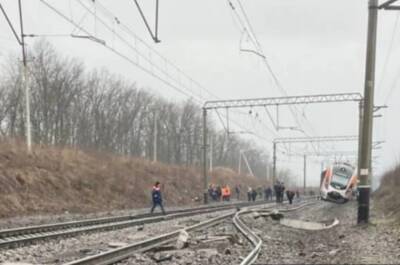 Оккупанты обстреляли вокзал в Запорожье: повреждены пути и сеть, движение поездов изменили