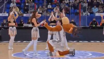 Лось Трюльник сделал предложение своей девушке во время баскетбольного матча