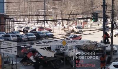 «ГАЗель» с хлебом раздавило автовышкой в Нижегородском районе