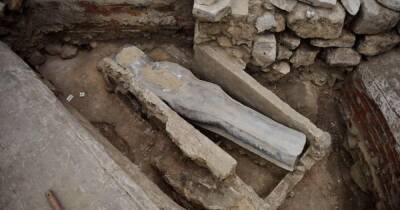 Свинцовый саркофаг. Под собором Нотр-Дам-де-Пари найдено необычное захоронение (фото)