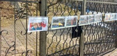 Дом евродепутата от Латвии Татьяны Жданок в Гарциемсе обклеили фотографиями украинской войны