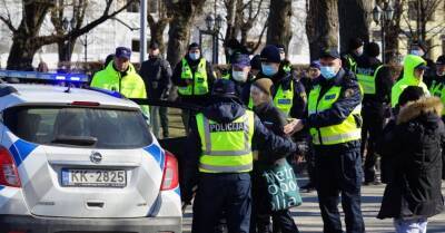 Возле Памятника свободы задержана женщина, поддерживающая агрессию России в Украине