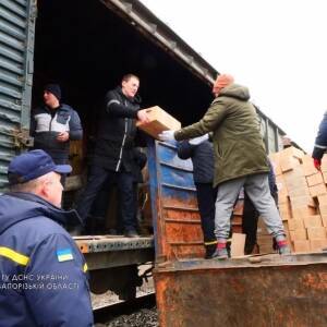 В Запорожье прибыли 5 вагонов гуманитарного груза с продуктовыми наборами. Фото