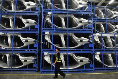 Заводы BMW и Volkswagen в Европе останавливают работу