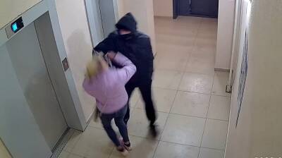 Парень из Ростова жестоко избил девушку под камерами в воронежском подъезде