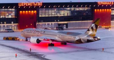 В российском аэропорту "Шереметьево" закрыли два терминала и взлетно-посадочную полосу