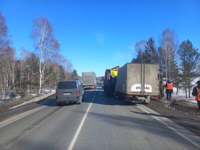 На трассе под Новосибирском грузовик Isuzu врезался в КАМАЗ с рабочими