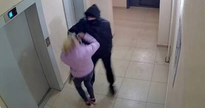 В Воронеже парень из Ростова жестоко избил и ограбил девушку в подъезде