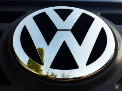 BMW и Volkswagen приостанавливают работу в Европе из-за нехватки украинских комплектующих