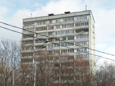 Жильцы квартиры в Москве выкинули с балкона стол: чудом уцелел ребенок