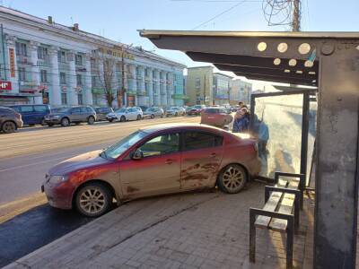 В Твери одна легковушка после столкновения с другой влетела в автобусную остановку
