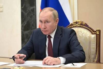 Владимир Путин - Владимир Путин анонсировал увеличение прожиточного минимума, соцвыплат, пенсий и зарплат бюджетников - versia.ru - Россия