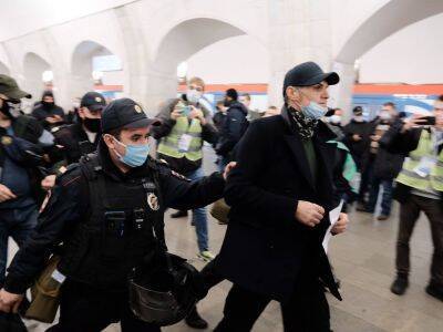 От москвичей требуют снимать маски в метро