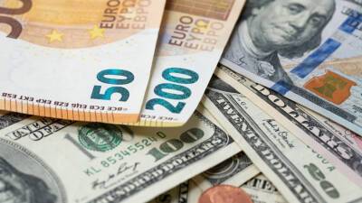 Банк России понизил официальные курсы доллара и евро на 17 марта