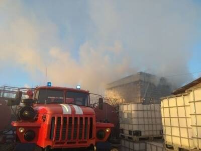 Десять человек эвакуированы из горящего ангара в Дзержинске