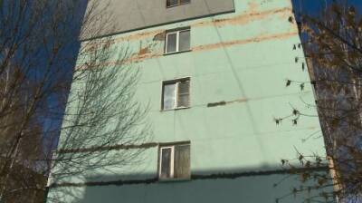 В доме на Ульяновской пенсионеры мерзнут из-за щелей в стене