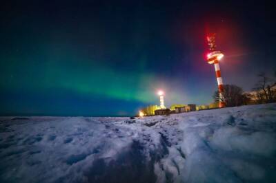 Фотограф поделился атмосферными кадрами северного сияния над Лахта-центром
