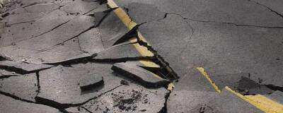 В результате мощного землетрясения в Японии один человек погиб и десятки пострадали