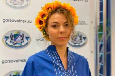Депутат Хельга Пирогова пришла в жёлтом венке на сессию горсовета Новосибирска