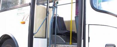 В Южно-Сахалинске уволили водителя автобуса, ударившего дверью лежащего пассажира