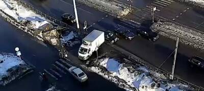 Грузовой фургон проехал про тротуару, разгоняя прохожих в Петрозаводске (ВИДЕО)