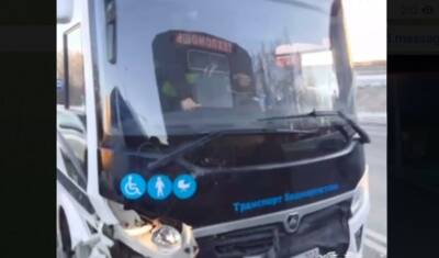 Автобус и легковушка столкнулись утром в Уфе
