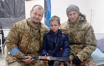 В Борисполе 11-летний мальчик пришел ночью к военным, чтобы защищать Украину