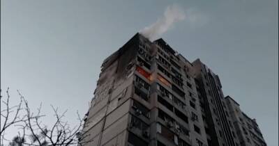 В Киеве загорелась многоэтажка после падения обломков российской ракеты (фото, видео)